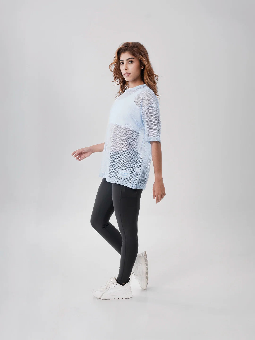 Camiseta deportiva mujer azul celeste hecha en Colombia TENFIT - lateral