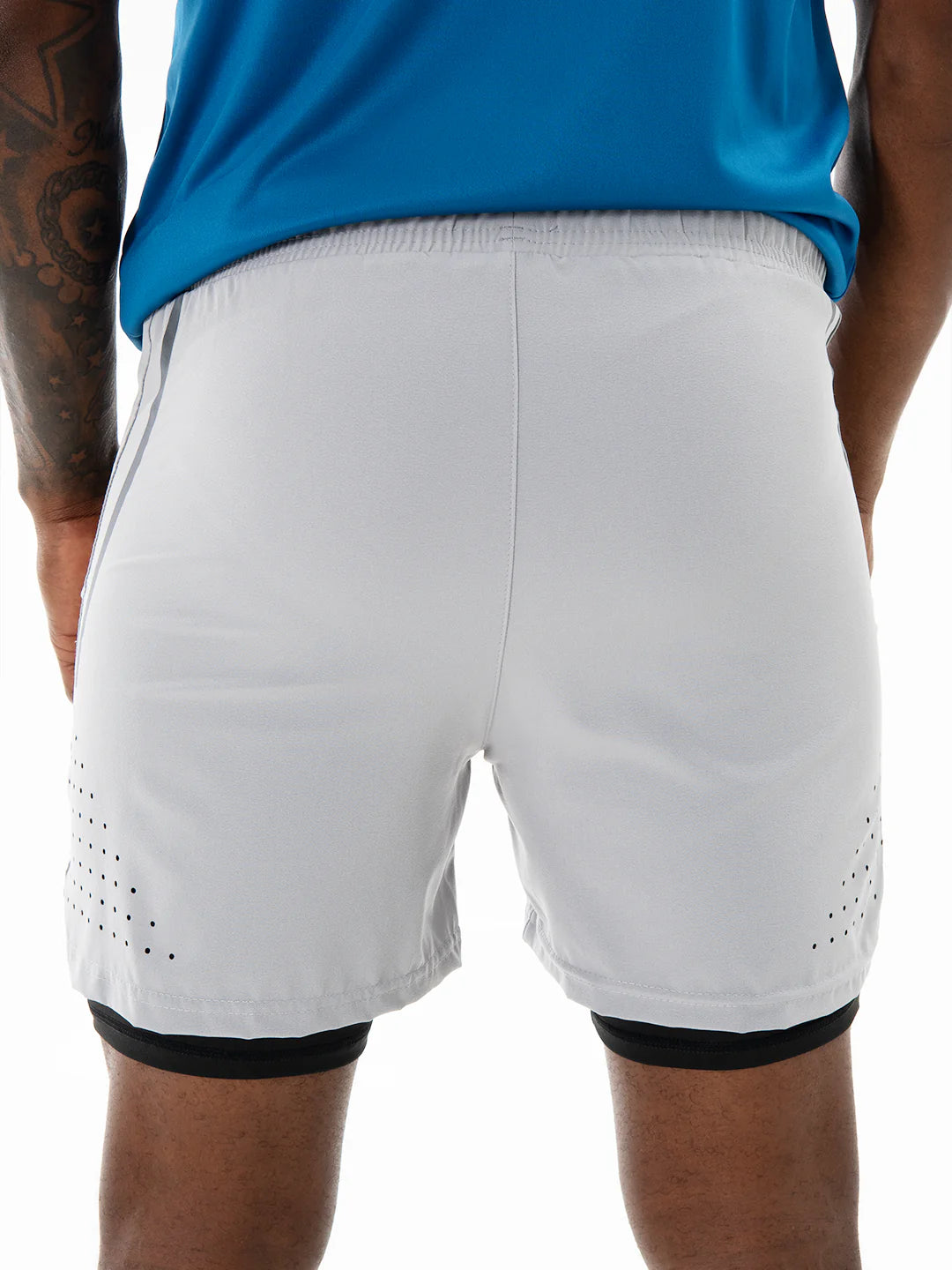 Short running gris claro vista posterior detalle hombre – TENFIT Ropa Deportiva