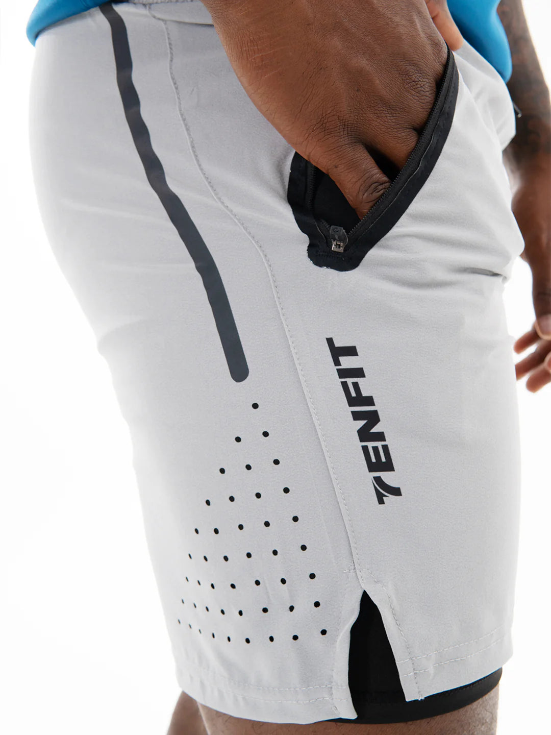 Detalle tela antifluido pantaloneta running gris claro – TENFIT