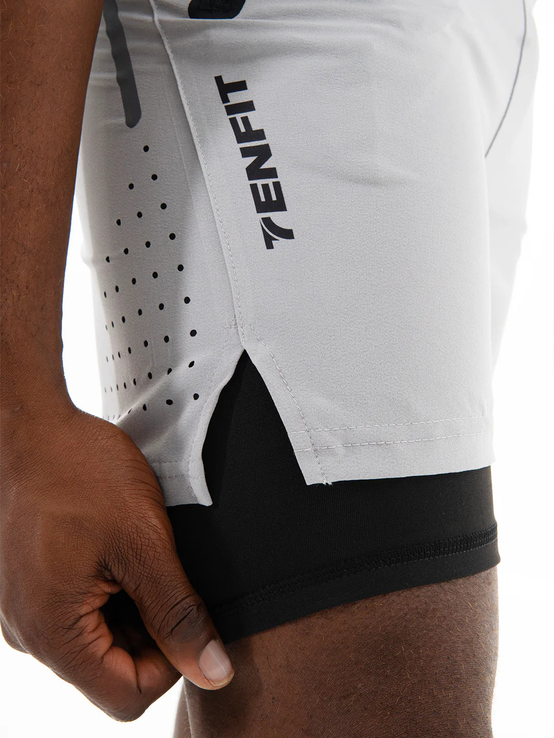 Short running gris claro vista detalle lateral hombre – TENFIT Ropa Deportiva