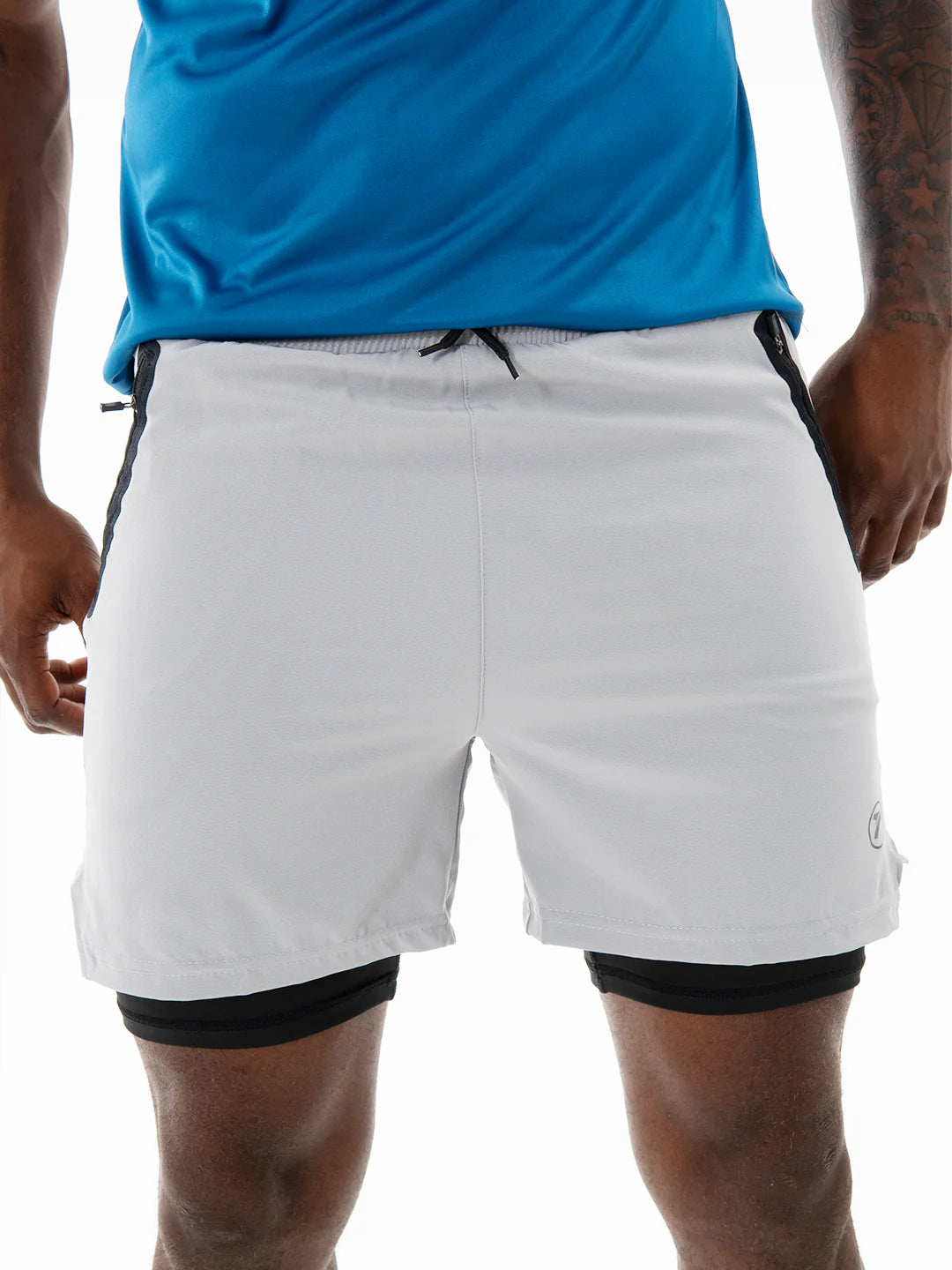 Pantaloneta Track Gris Claro detalle frente – Running Hombre TENFIT