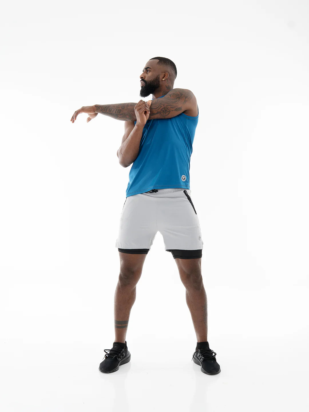 Pantaloneta Track Gris Claro detalle frente – Running Hombre TENFIT