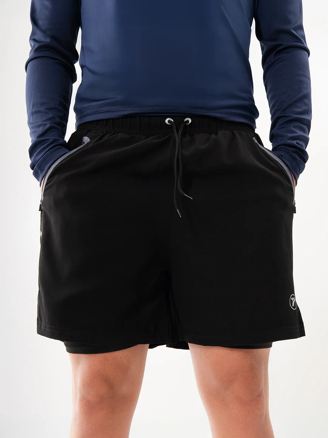 Pantaloneta Track Negra vista lateral hombre – TENFIT Colombia