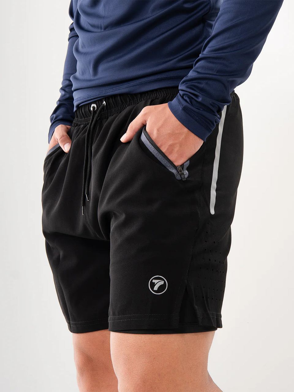 Pantaloneta Track Negra vista lateral hombre – TENFIT Colombia