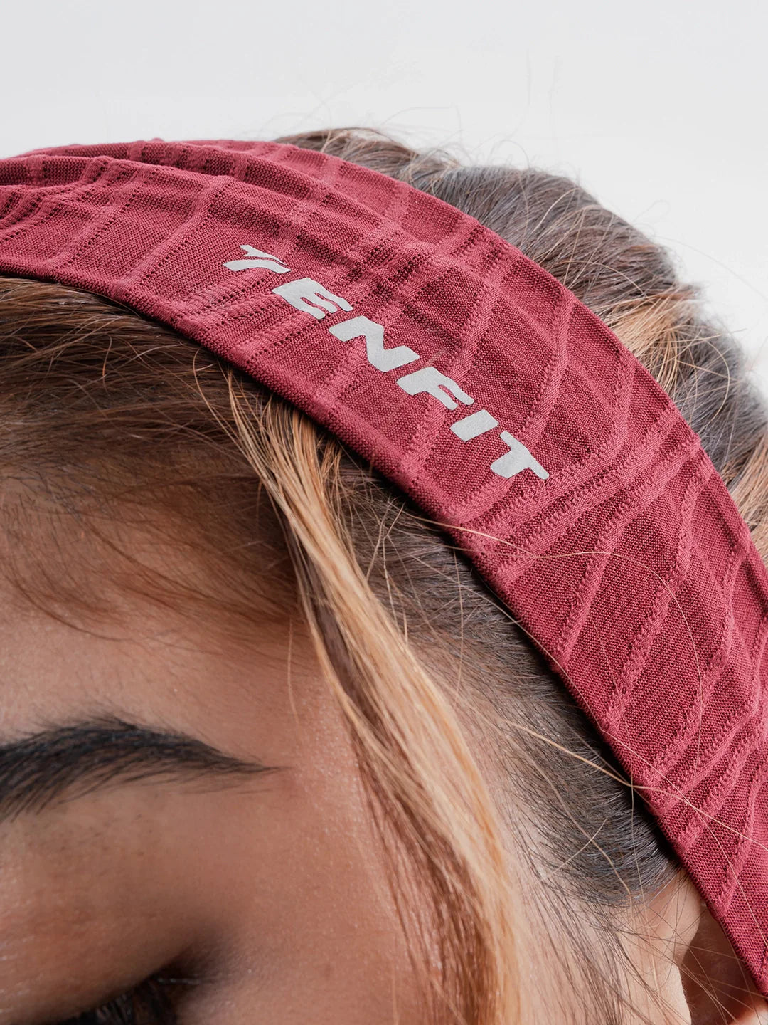 Detalle tela supplex banda cabello vinotinto sweatband TENFIT Colombia
