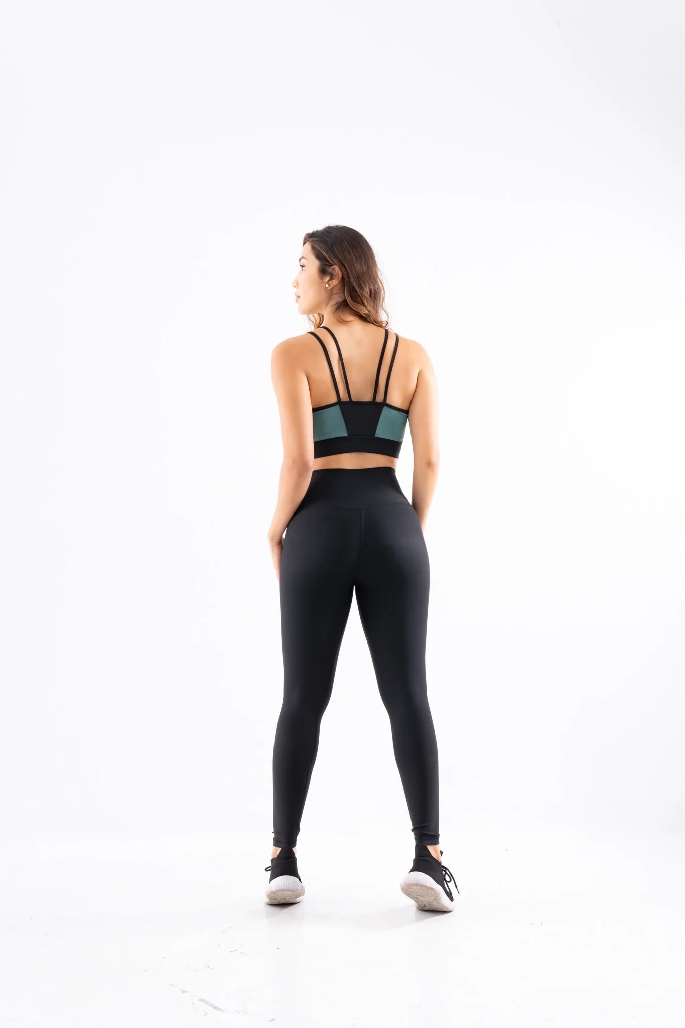Top deportivo mujer verde oliva espalda - ropa deportiva colombiana TENFIT