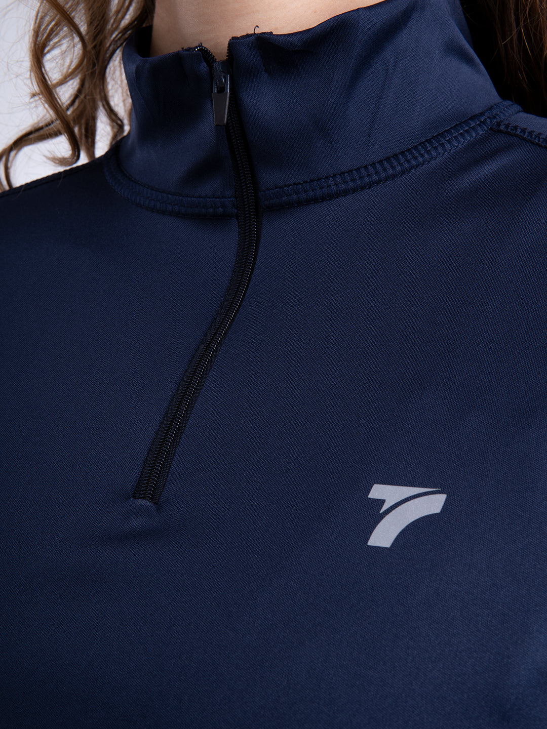 Detalle tejido camiseta deportiva azul turquí mujer TENFIT
