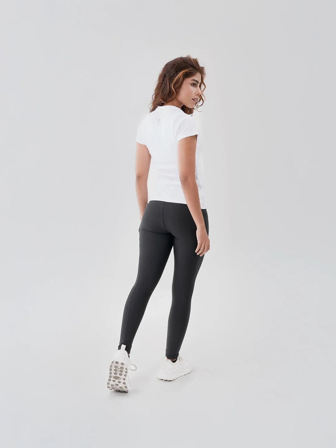 Camiseta Rolling blanca mujer atrás - ropa deportiva colombiana TENFIT