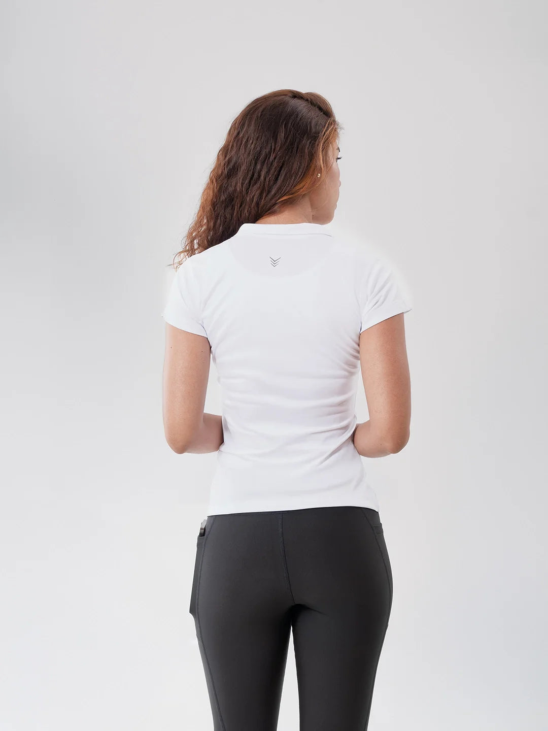 Camiseta deportiva blanca mujer espalda - TENFIT Colombia