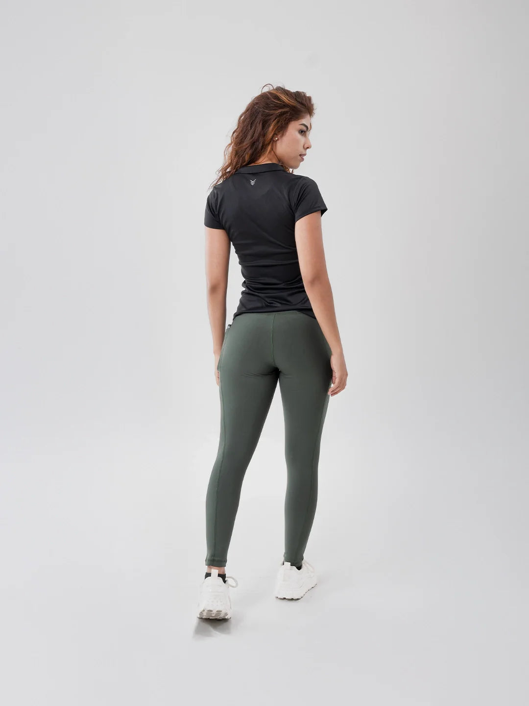 Camiseta deportiva negra mujer atrás - ropa deportiva colombiana TENFIT