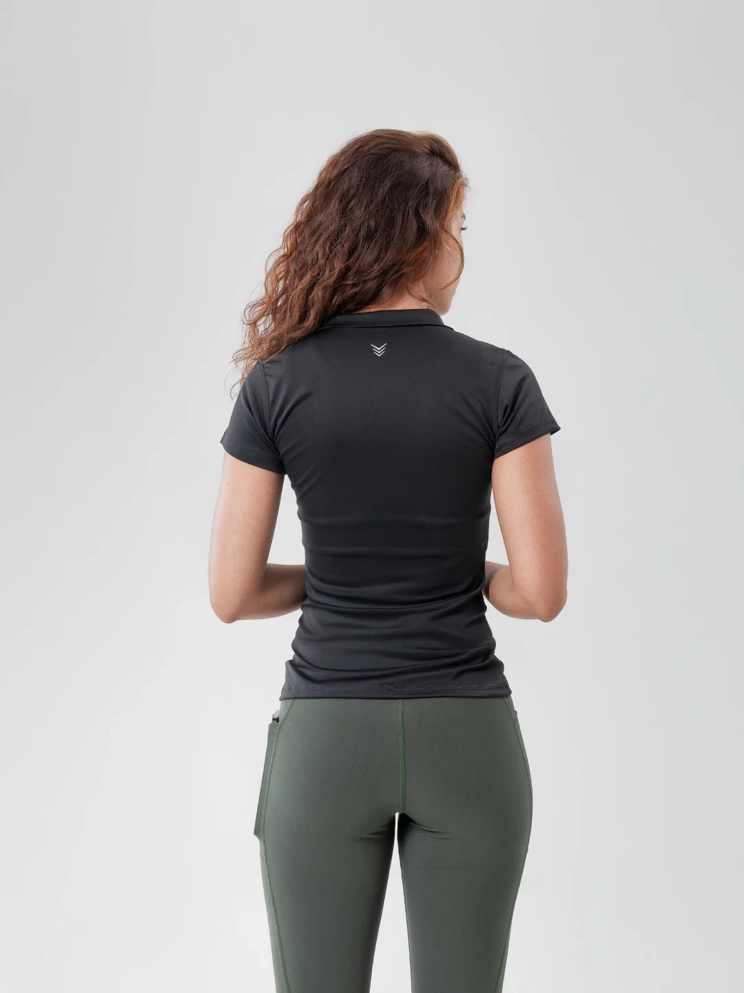 Camiseta negra deportiva mujer espalda - TENFIT Colombia