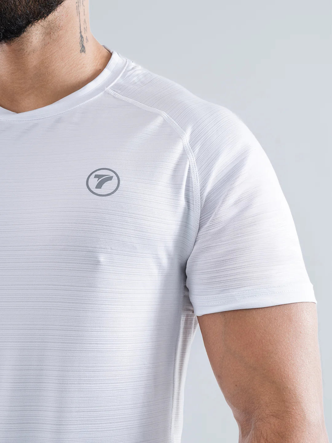 Camiseta Quick Dry blanca hombre detalle tela técnica sin transparencias TENFIT