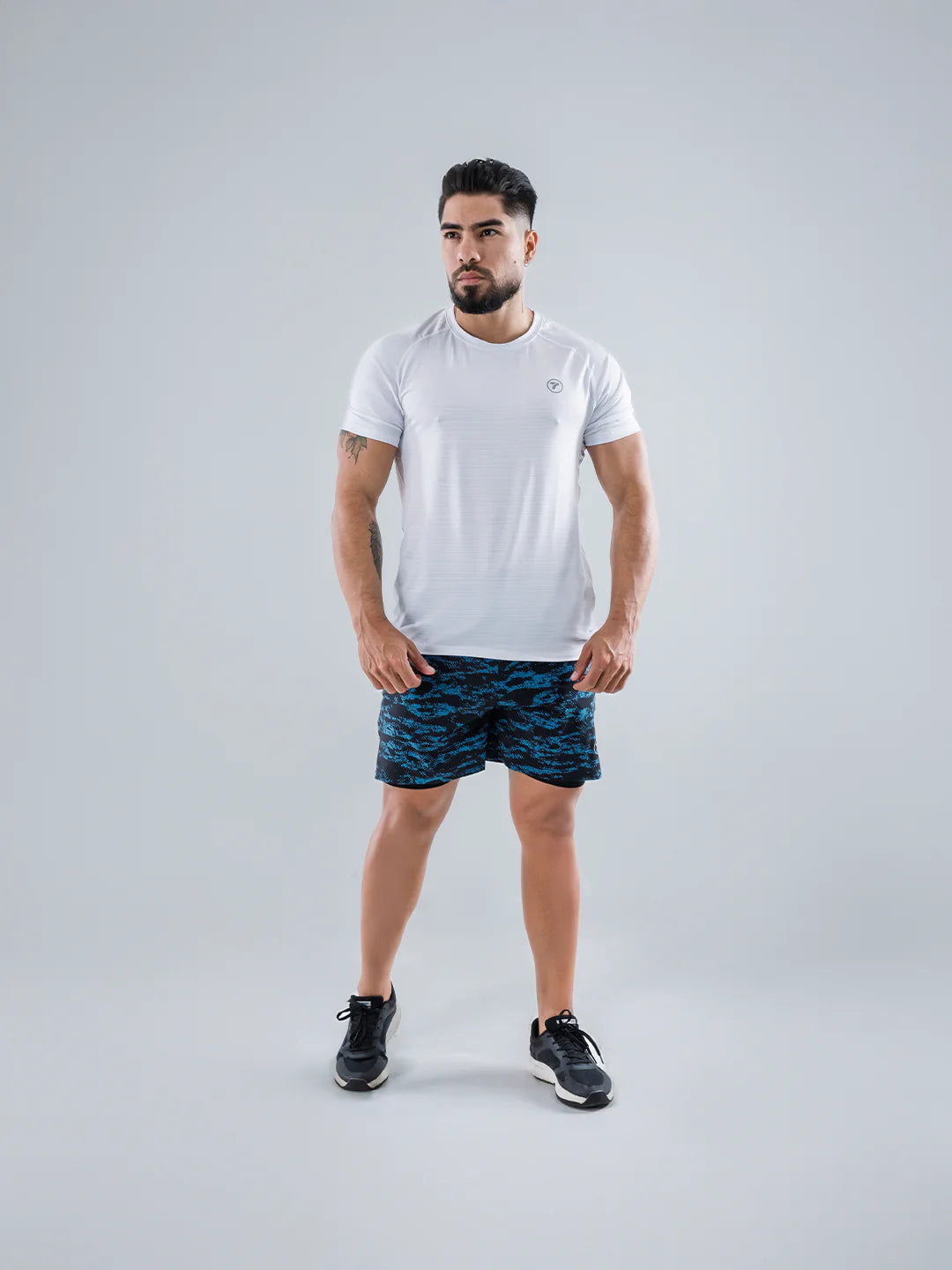 Camiseta deportiva blanca hombre vista frontal gym running Colombia TENFIT
