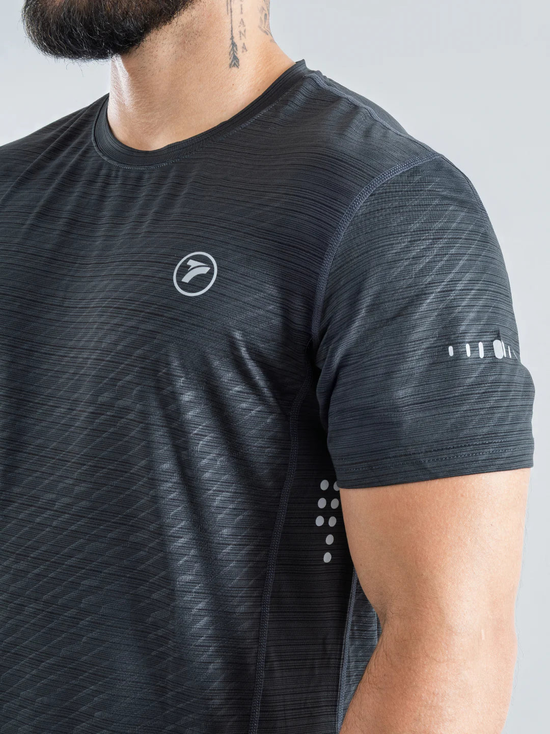Camiseta Quick Dry gris oscuro hombre detalle tela técnica transpirable TENFIT
