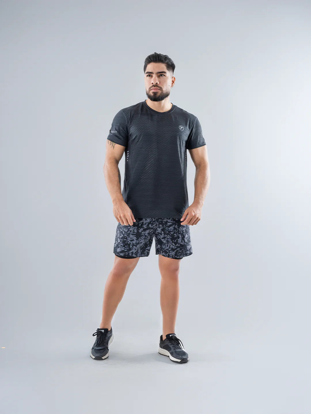 Camiseta deportiva gris oscuro hombre vista frontal gym Colombia TENFIT