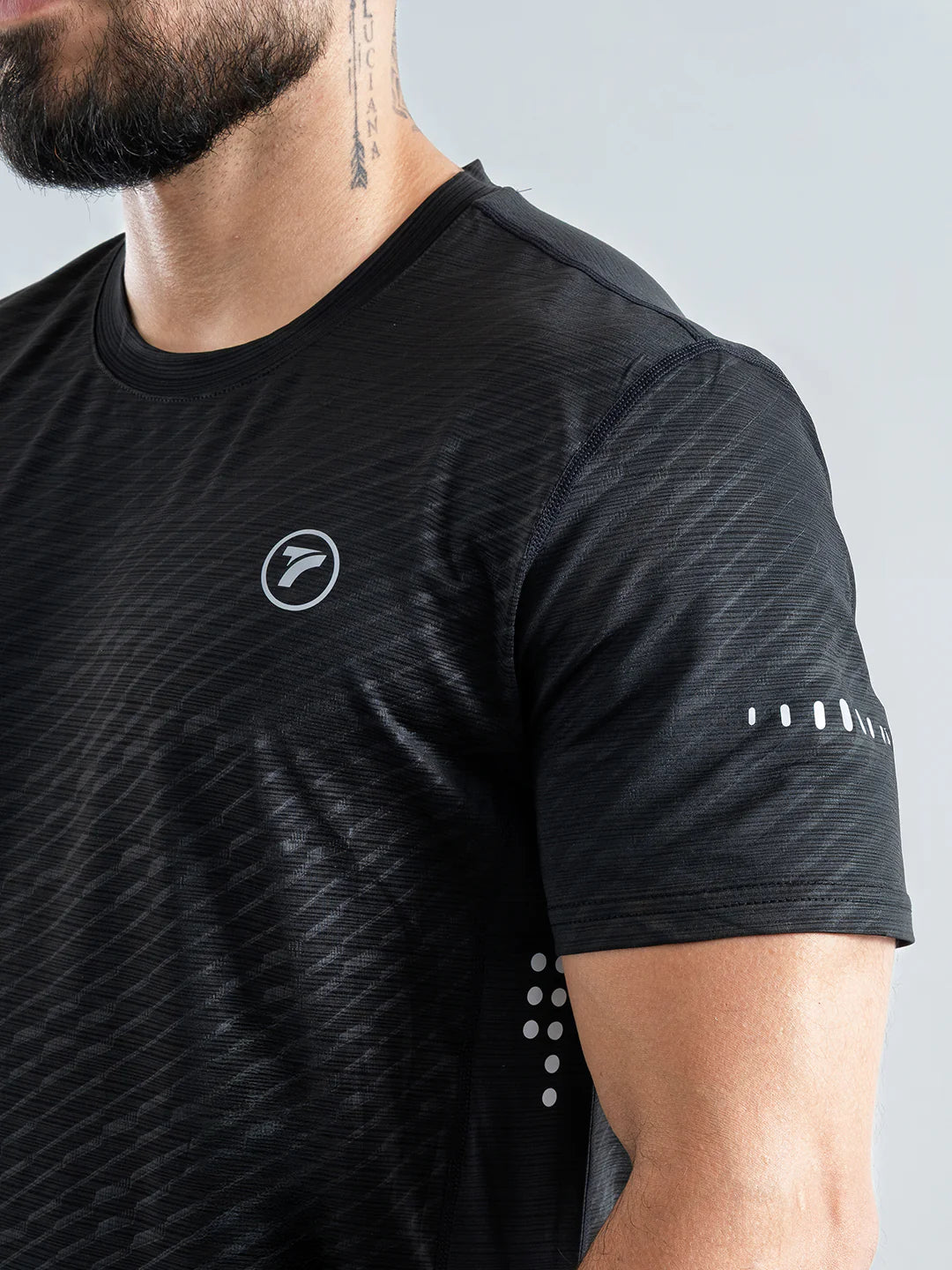 Camiseta Quick Dry negra hombre detalle tela técnica transpirable TENFIT