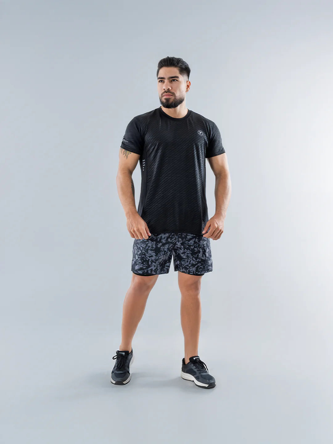Camiseta deportiva negra hombre vista frontal running gym Colombia TENFIT
