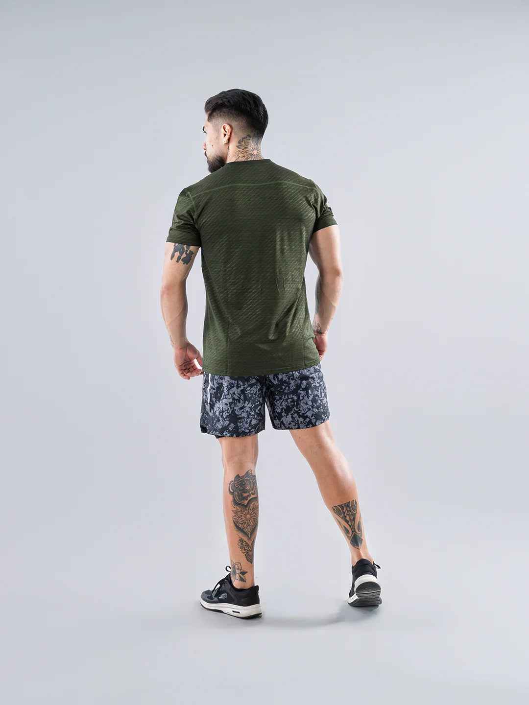 Camiseta deportiva hombre verde militar espalda secado rápido gym TENFIT