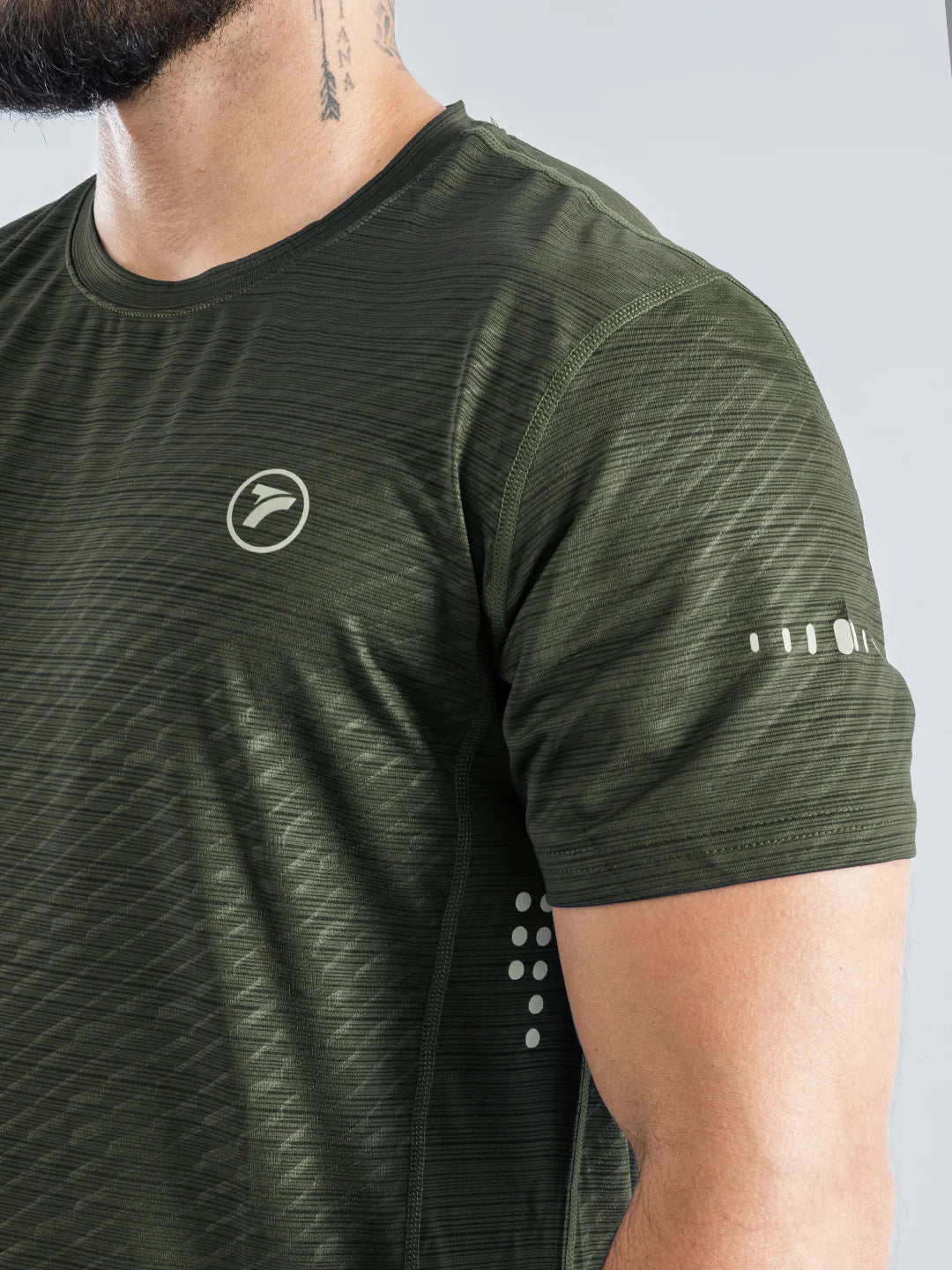 Camiseta Quick Dry verde militar hombre detalle de tela transpirable TENFIT
