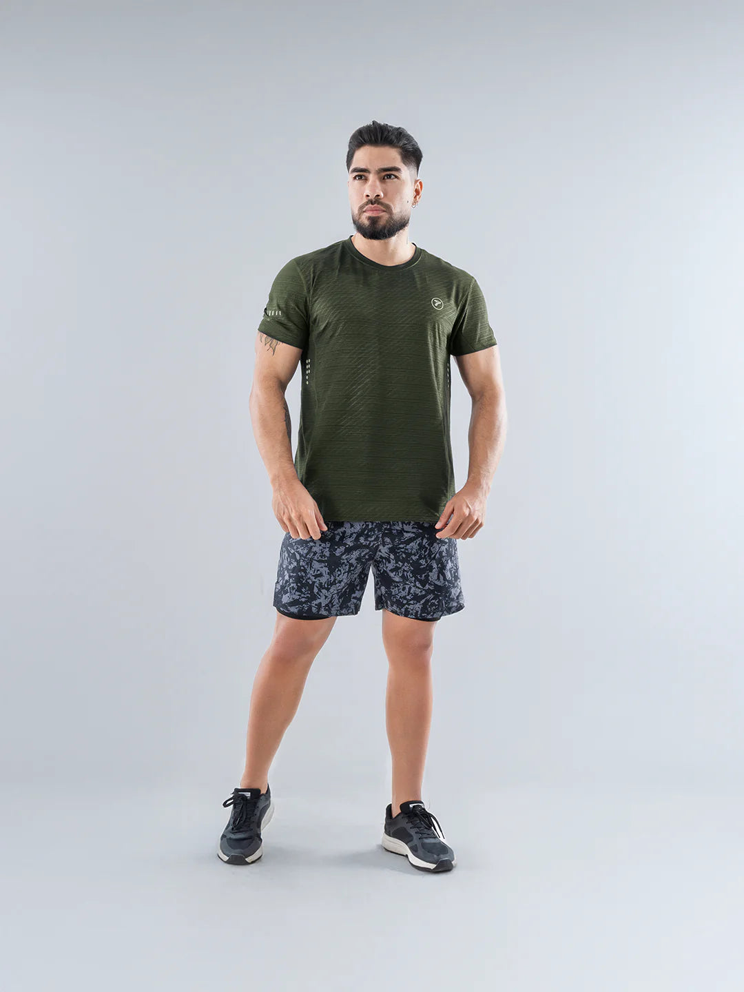 Camiseta deportiva verde militar hombre vista frontal running TENFIT Colombia