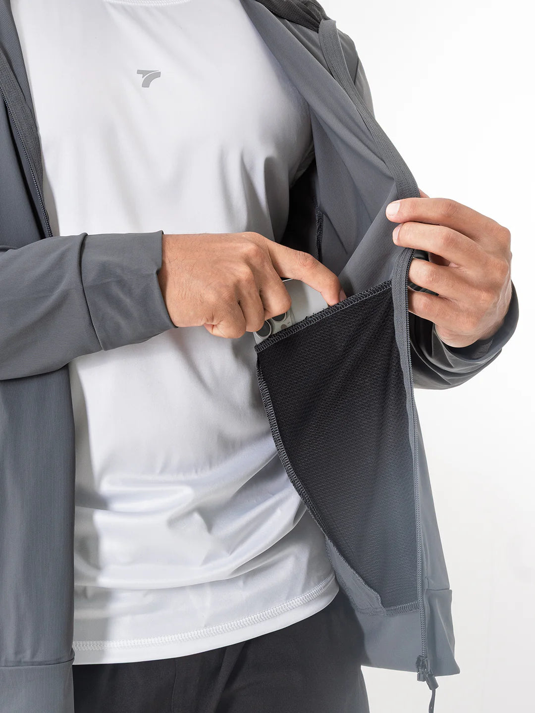 Detalle tela técnica chaqueta running gris oscuro TENFIT Velox