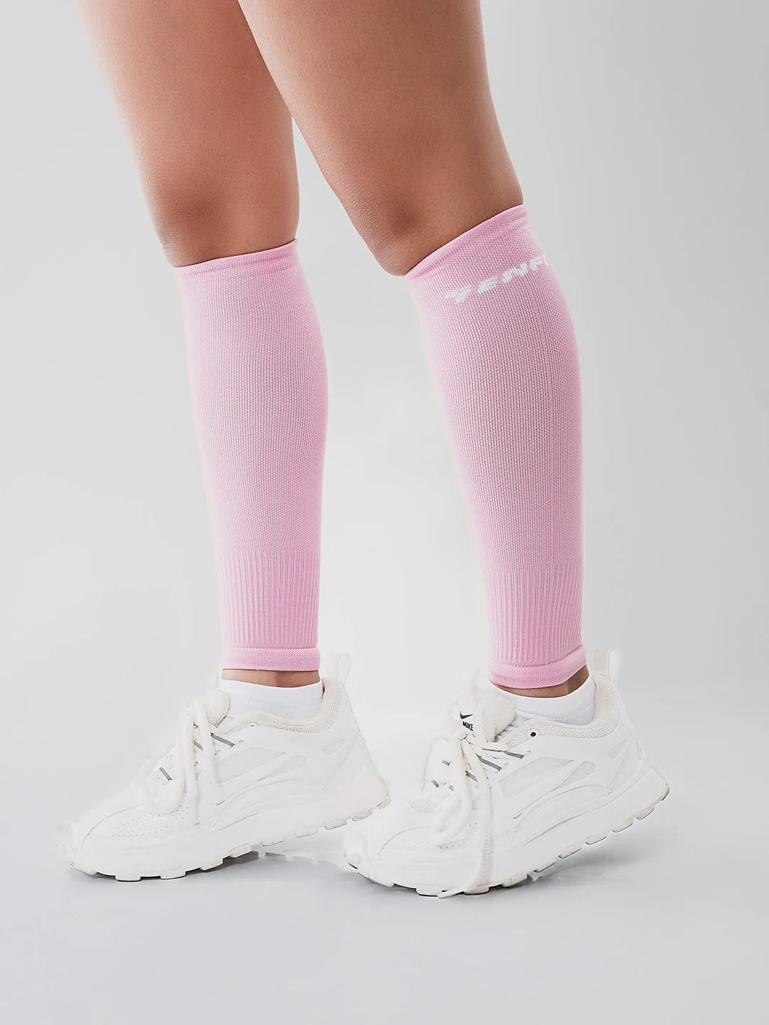 Pantorrillera de compresión rosada TENFIT para running y ciclismo — Colombia