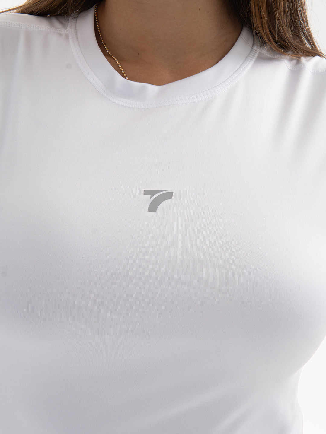 Detalle tela microfibra camiseta deportiva blanca sin transparencias TENFIT