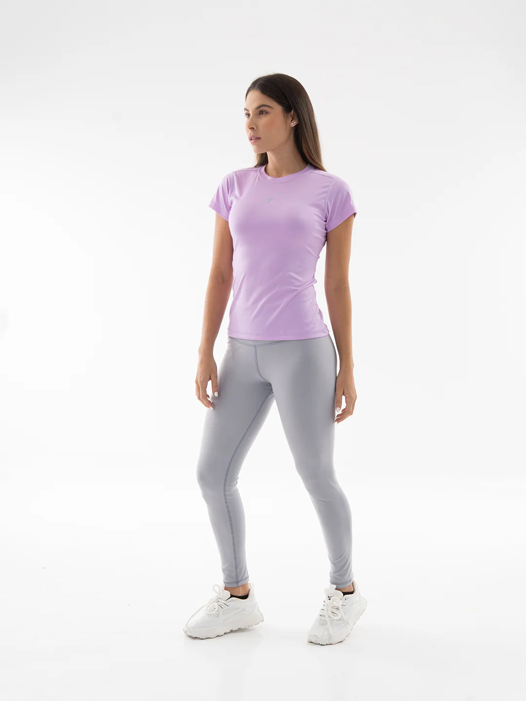 Camiseta deportiva lila oscuro mujer vista lateral - gym TENFIT