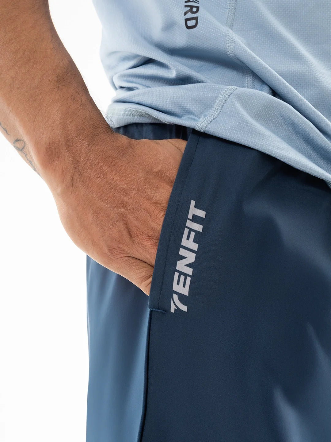 Detalle costuras pantaloneta hortensia oscuro TENFIT