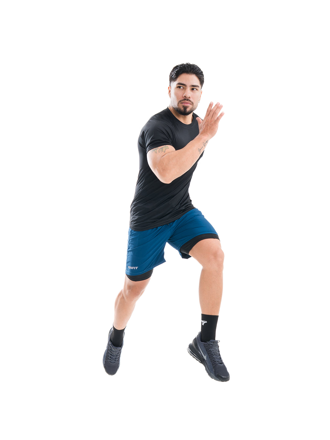 Pantaloneta deportiva azul petróleo hombre TENFIT pose