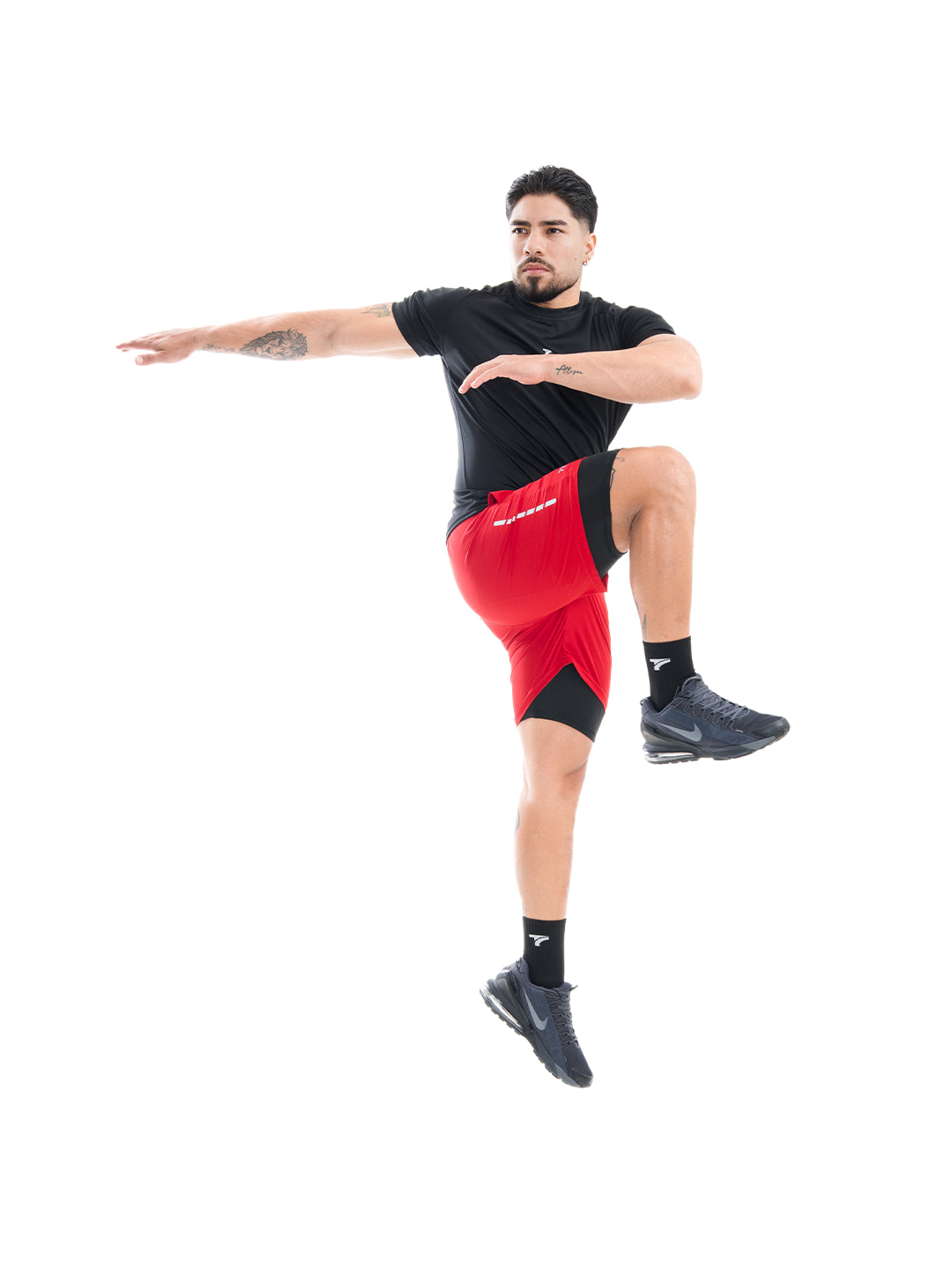 Pantaloneta deportiva roja hombre TENFIT pose