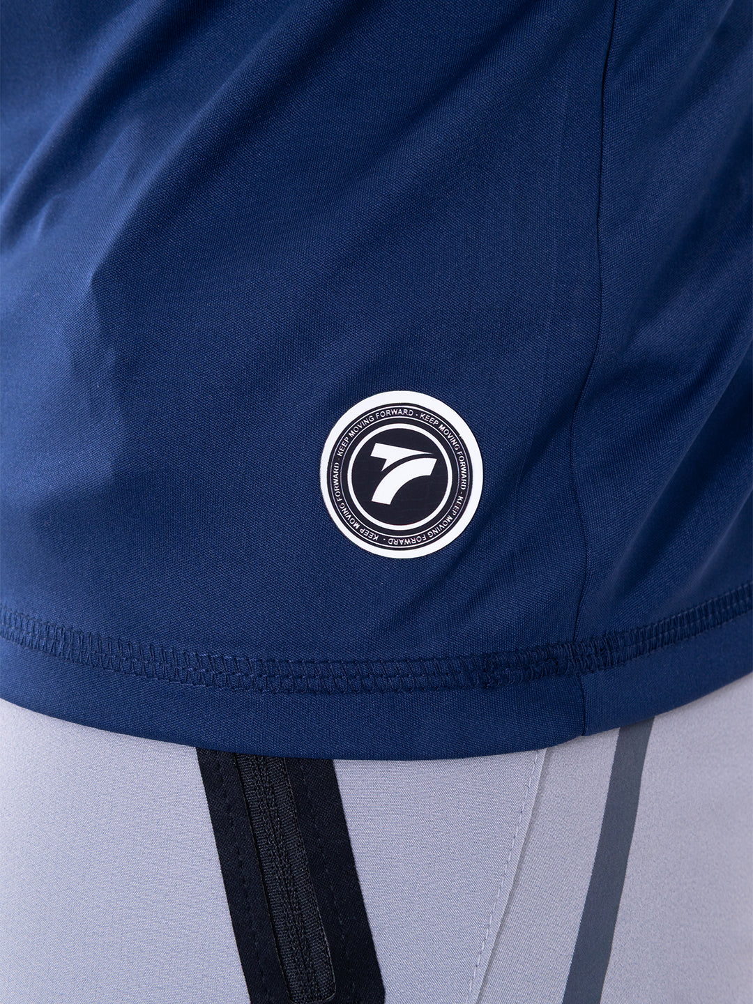 Detalle tela camiseta sin manga azul hombre — TENFIT Astro