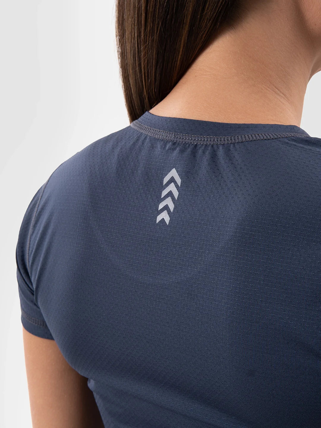 Detalle tejido transpirable camiseta azul indigo - TENFIT Colombia
