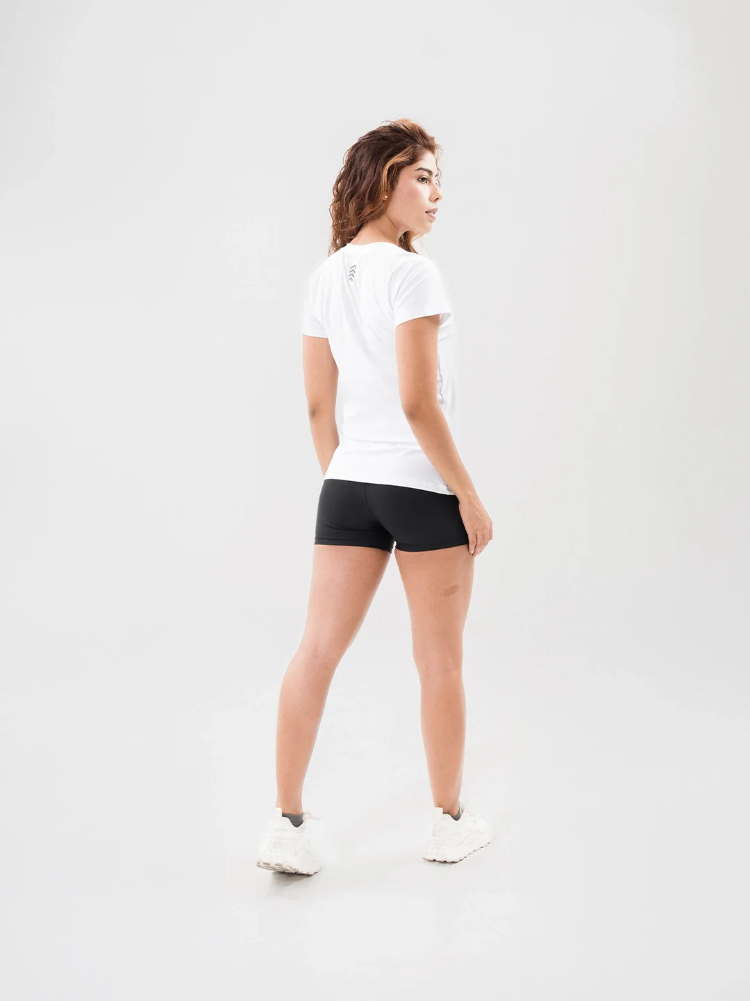 Camiseta gym mujer blanca vista posterior - TENFIT