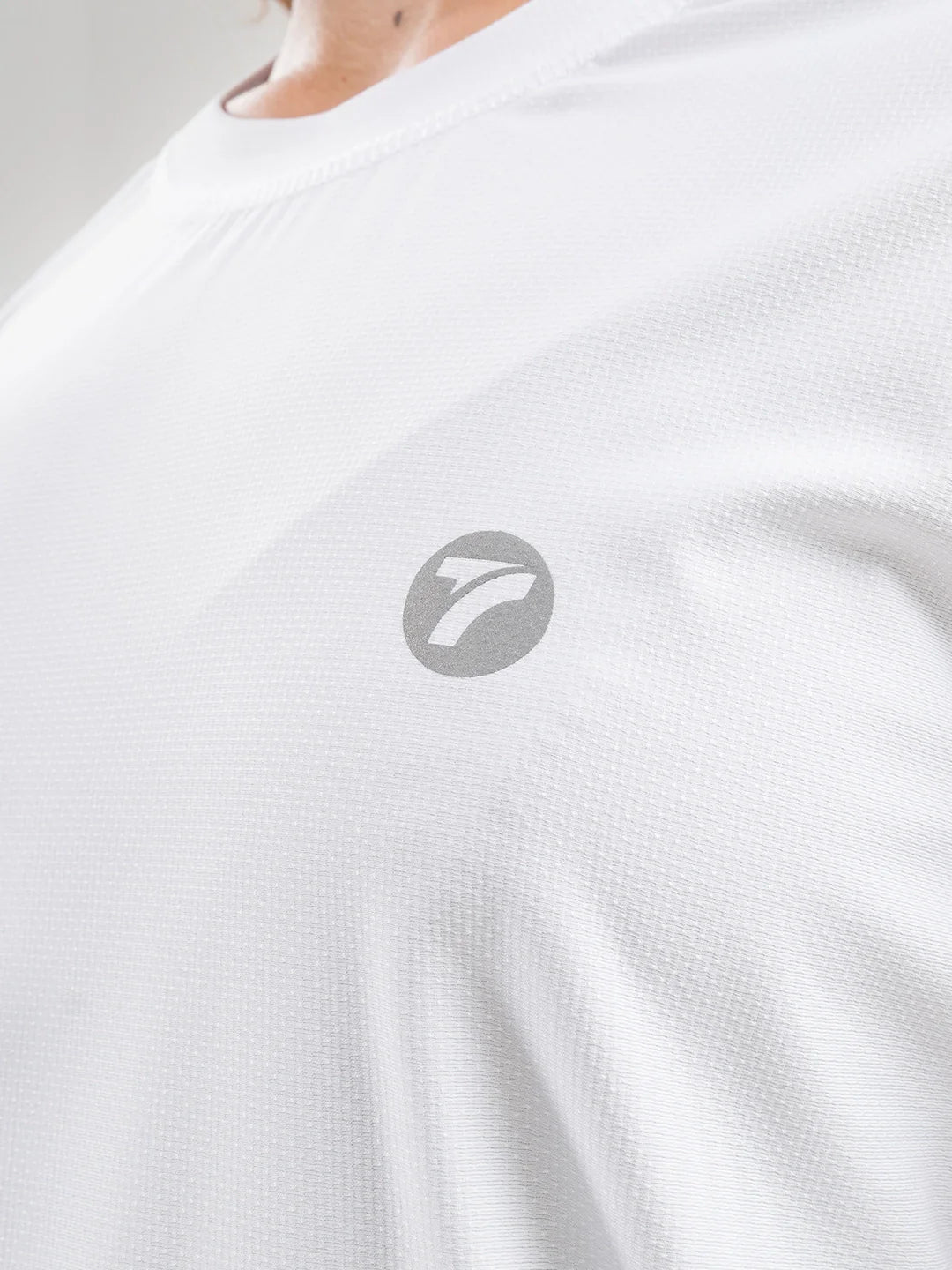 Detalle tejido sin transparencias camiseta blanca - TENFIT Colombia 