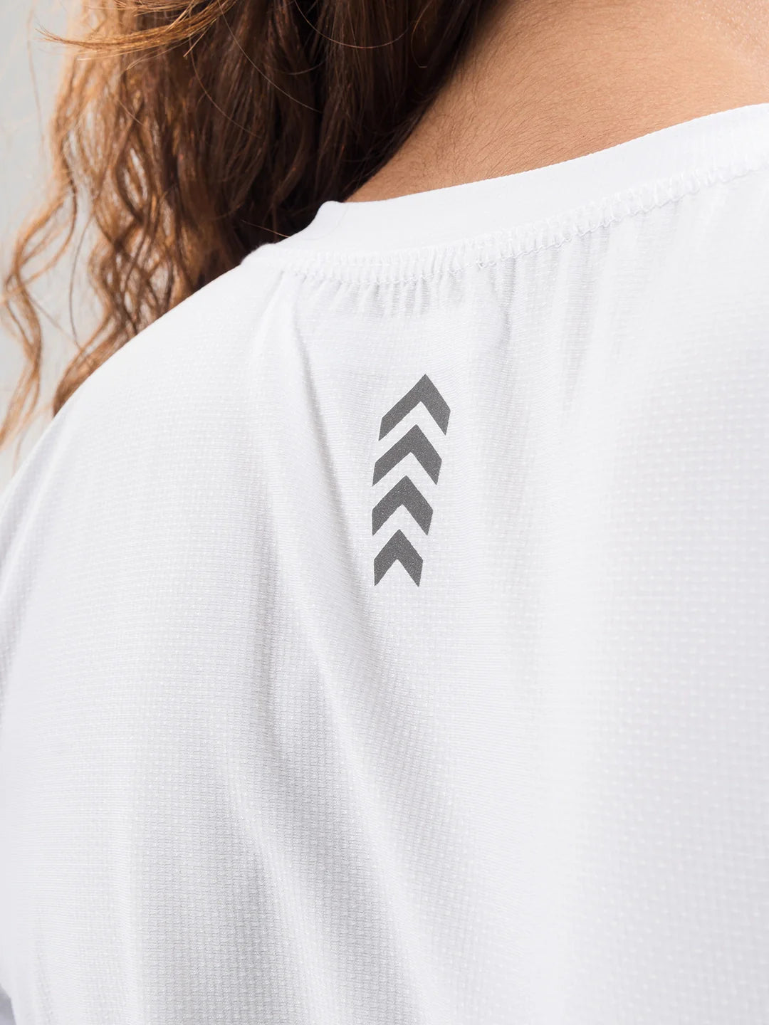Detalle atras tejido sin transparencias camiseta blanca - TENFIT Colombia