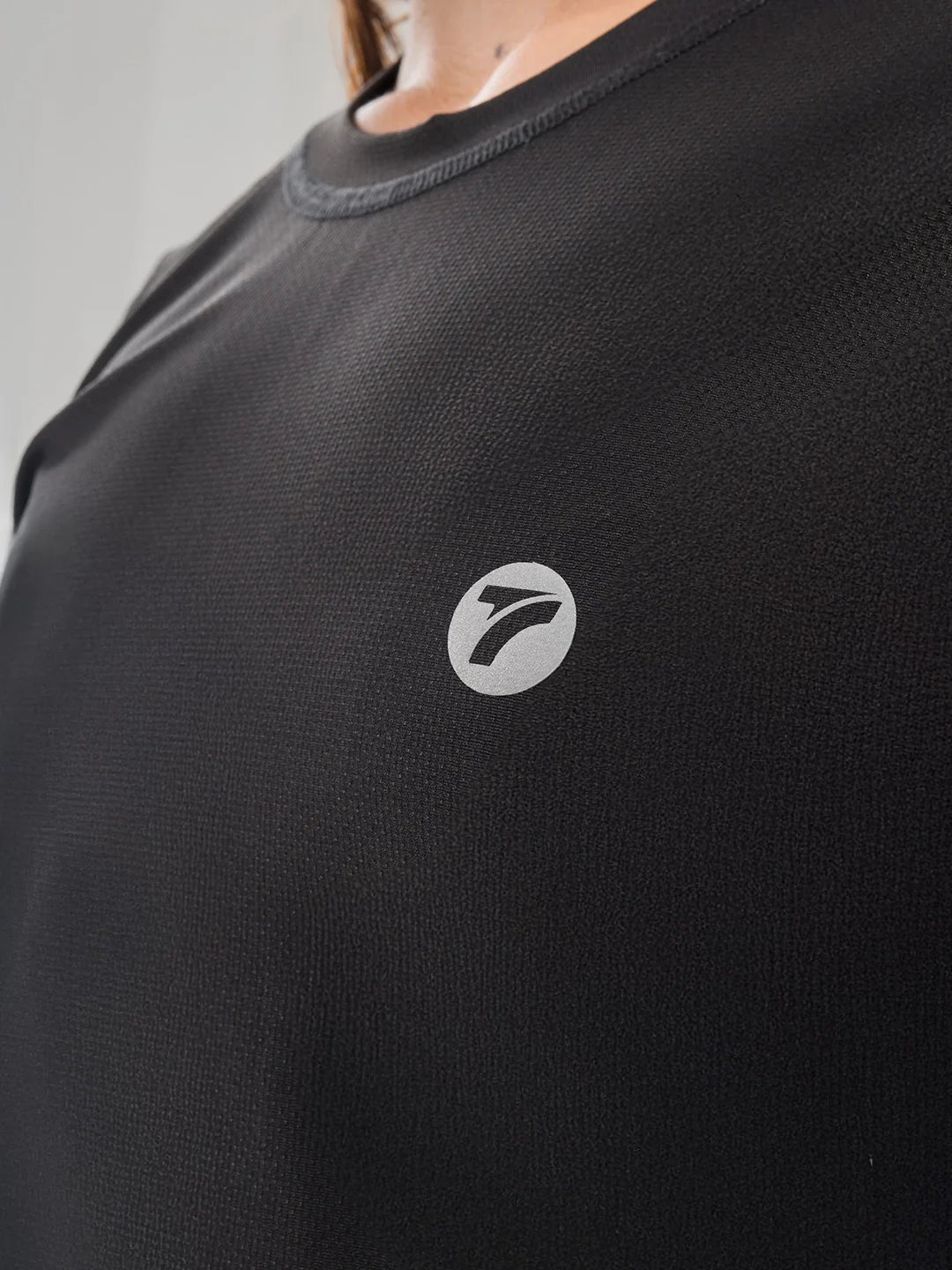 Detalle costuras camiseta negra quick dry - TENFIT Colombia