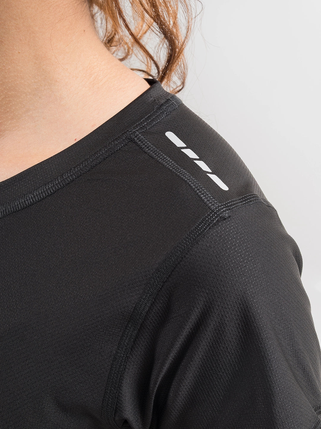 Detalle costuras camiseta negra quick dry - TENFIT Colombia