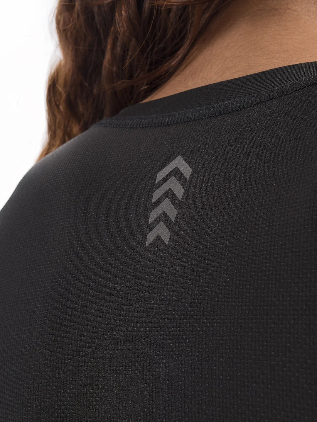 Detalle tejido técnico transpirable camiseta negra - TENFIT