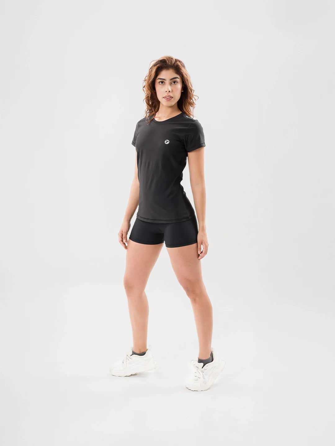Camiseta deportiva negra mujer gym - pose activa - TENFIT Colombia