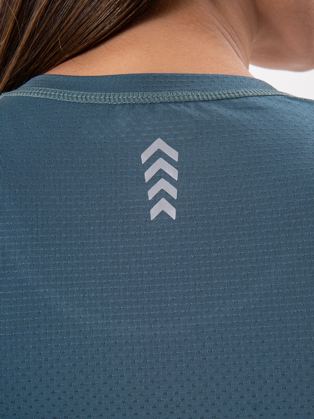 Detalle atras tejido técnico camiseta verde esmeralda -  TENFIT Colombia