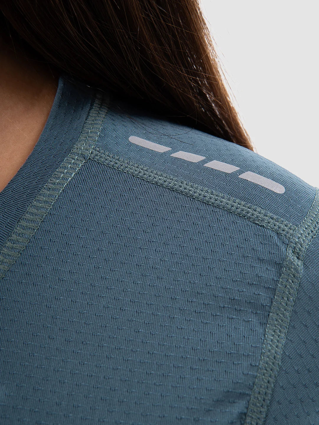 Detalle tejido técnico camiseta verde esmeralda - TENFIT Colombia