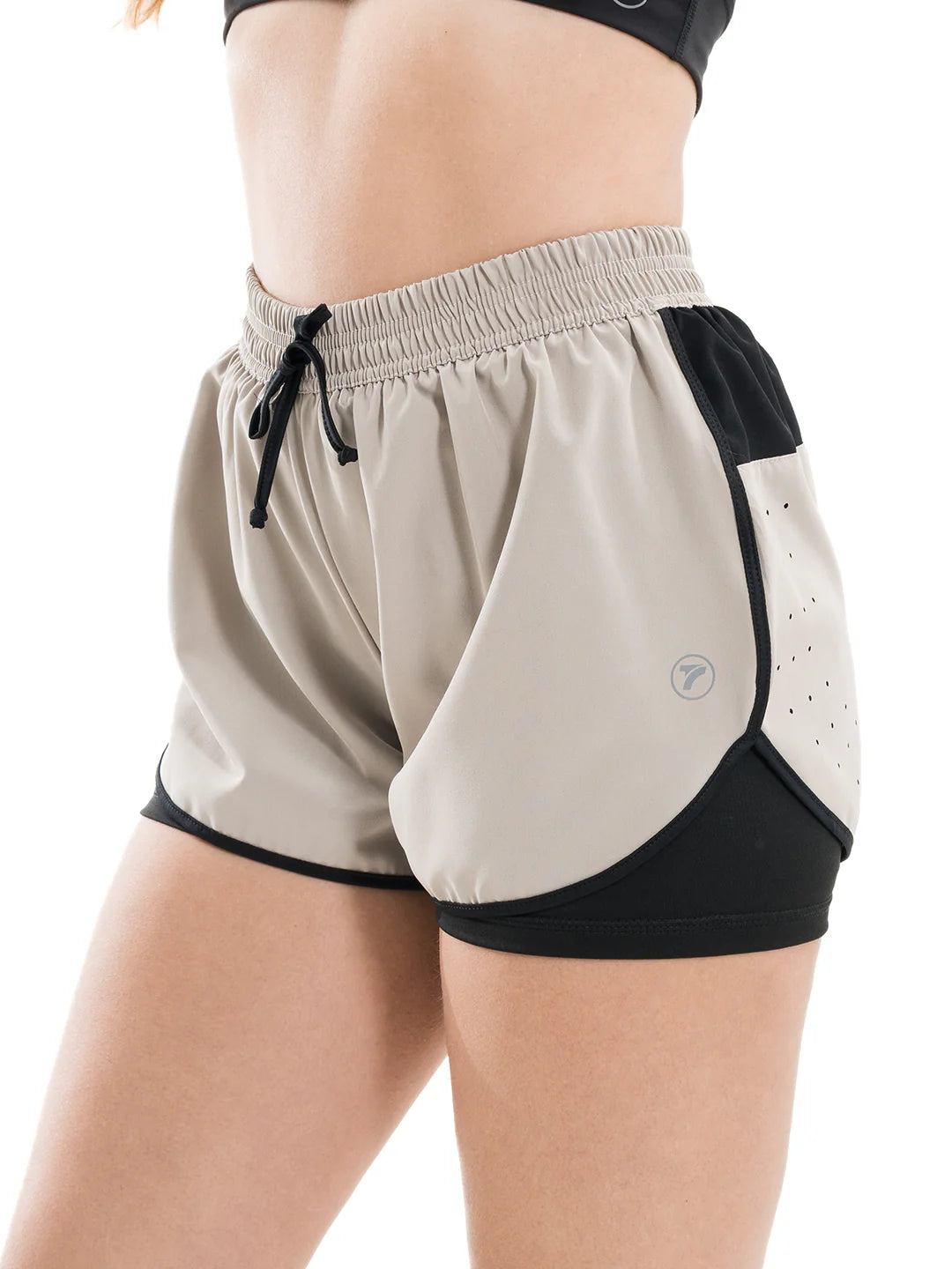 Short deportivo almendra tiro alto mujer TENFIT - frente