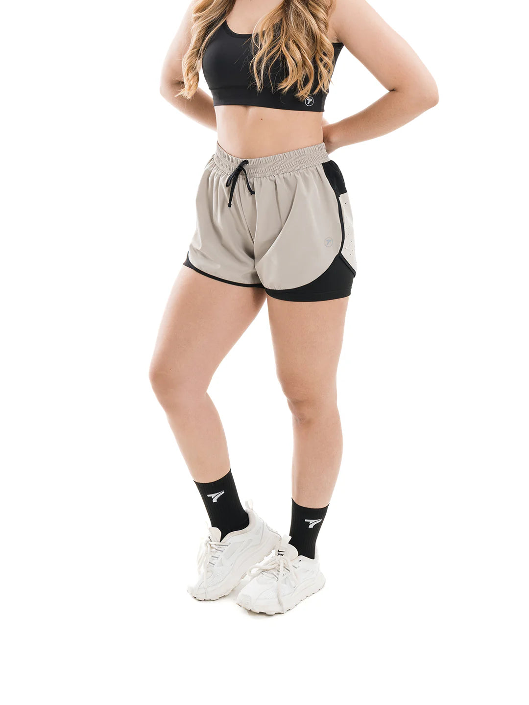 Short almendra tiro alto perfil lateral mujer TENFIT
