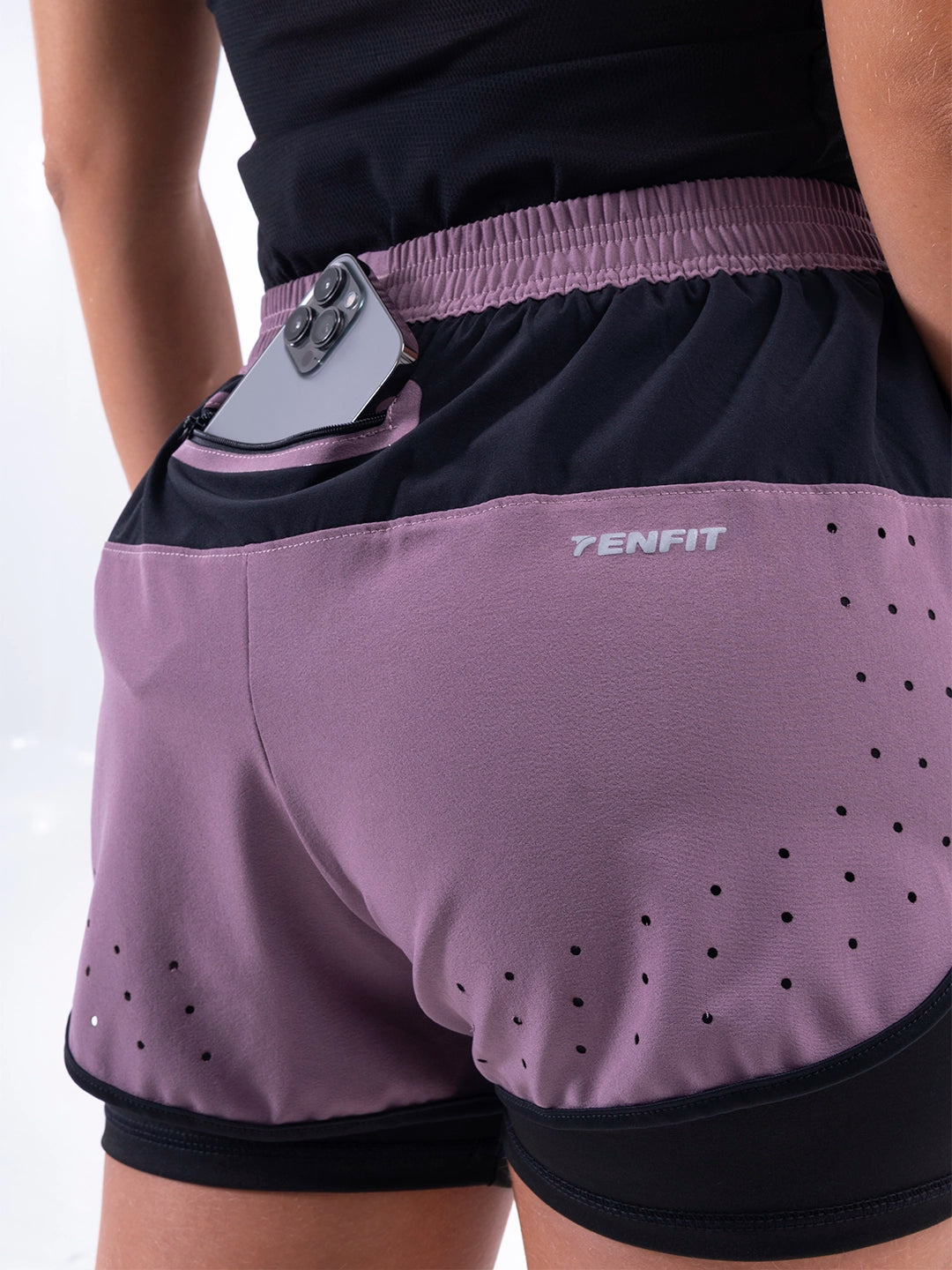 Detalle acabado metalizado short uva mujer TENFIT