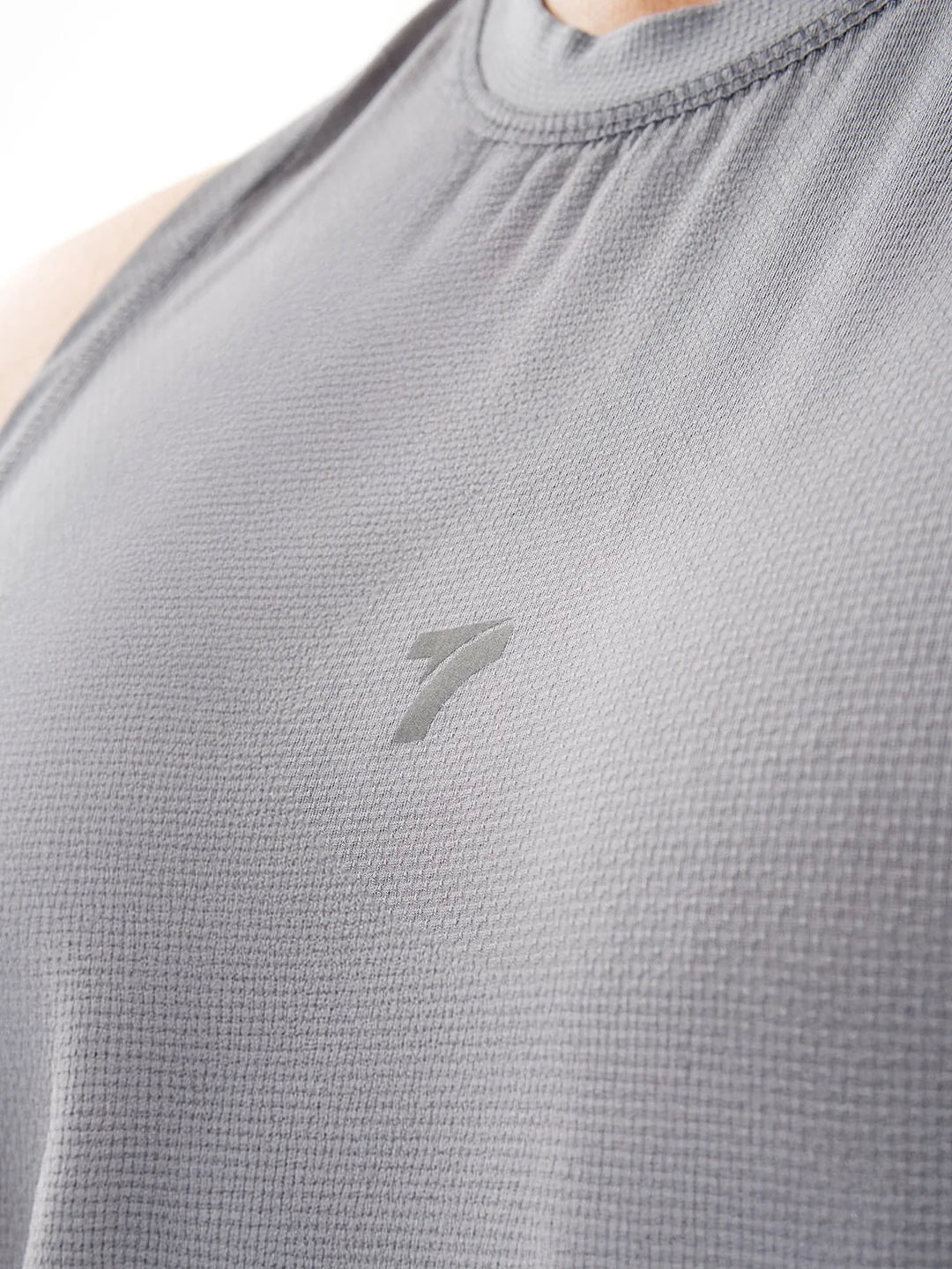 Detalle tejido técnico camisilla gris oscuro transpirable - TENFIT