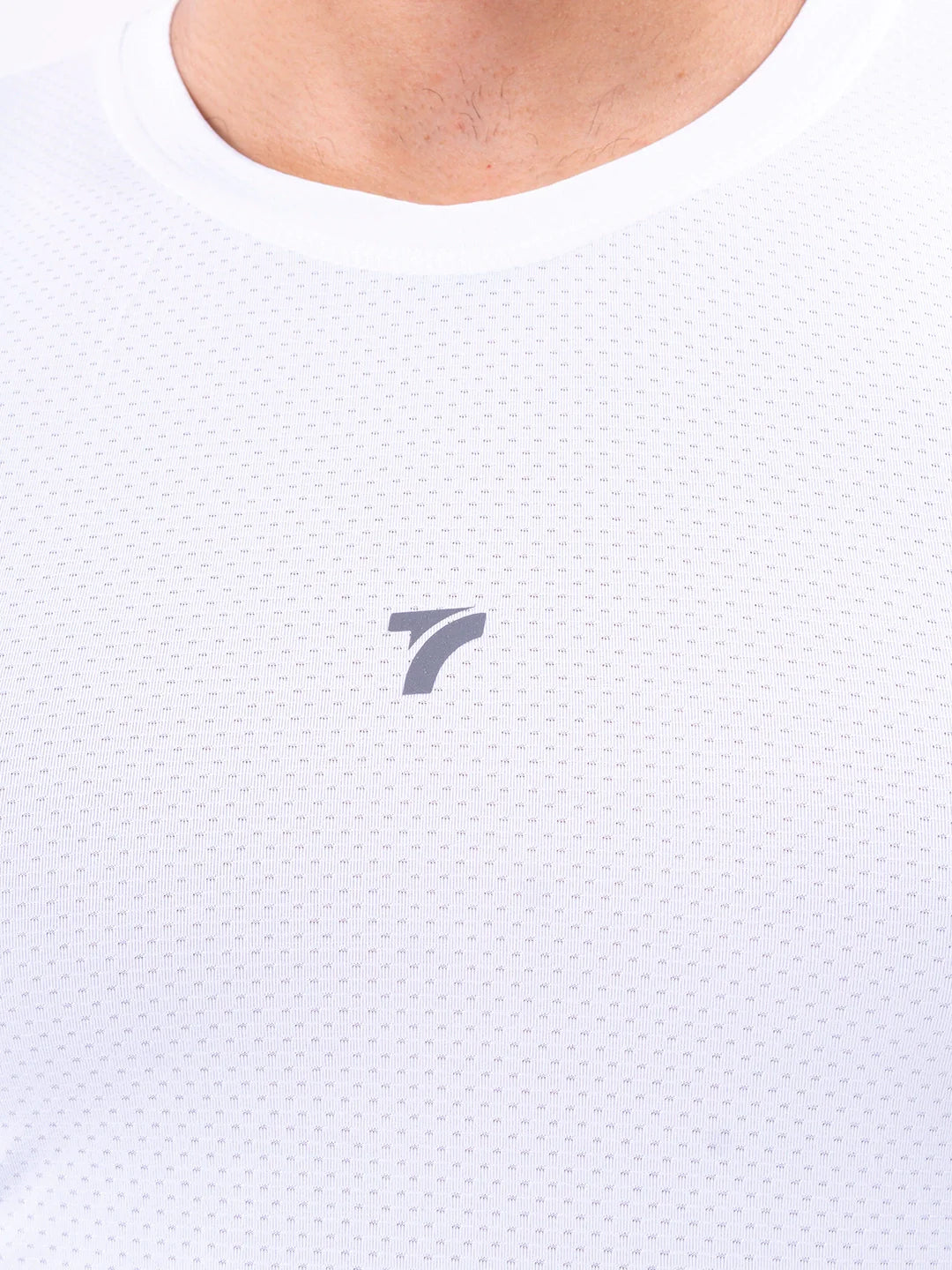 Detalle tejido técnico camisilla blanca transpirable - TENFIT