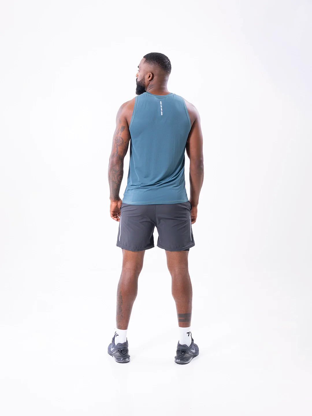 Camisilla deportiva verde esmeralda vista posterior hombre - TENFIT