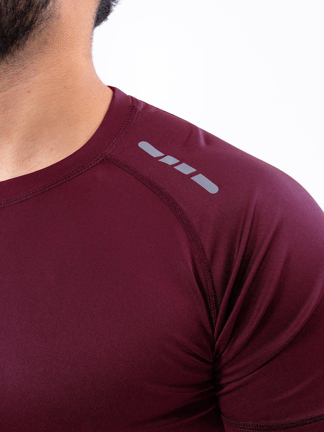 Camiseta vinotinto oscuro regular fit detalle hombro TENFIT