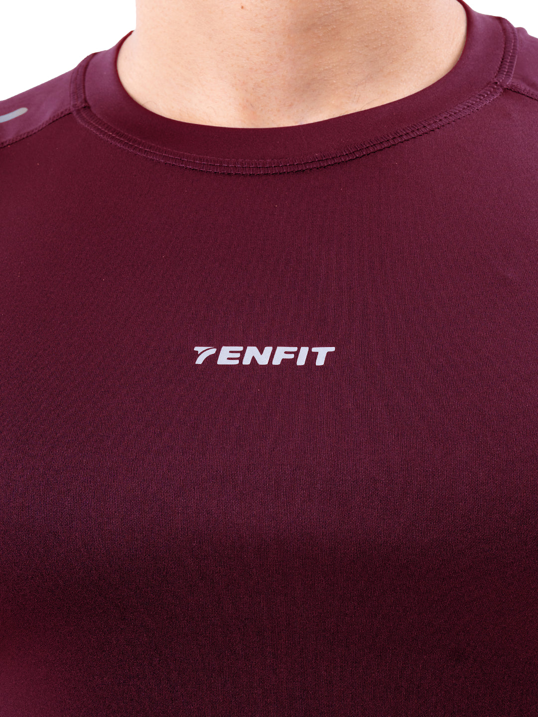 Camiseta vinotinto oscuro regular fit detalle TENFIT